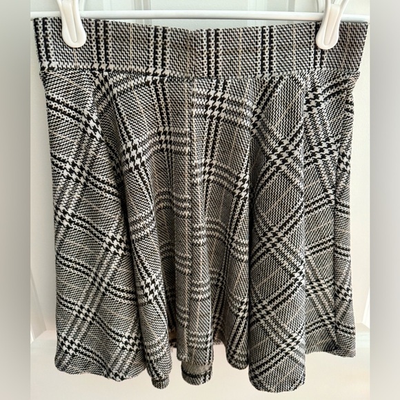 Houndstooth Plaid Skater Skirt - Picture 4 of 4
